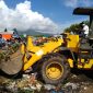 Alat berat sedang membersihkan sampah di Pasar Alok Maumere, Selasa (18/2)