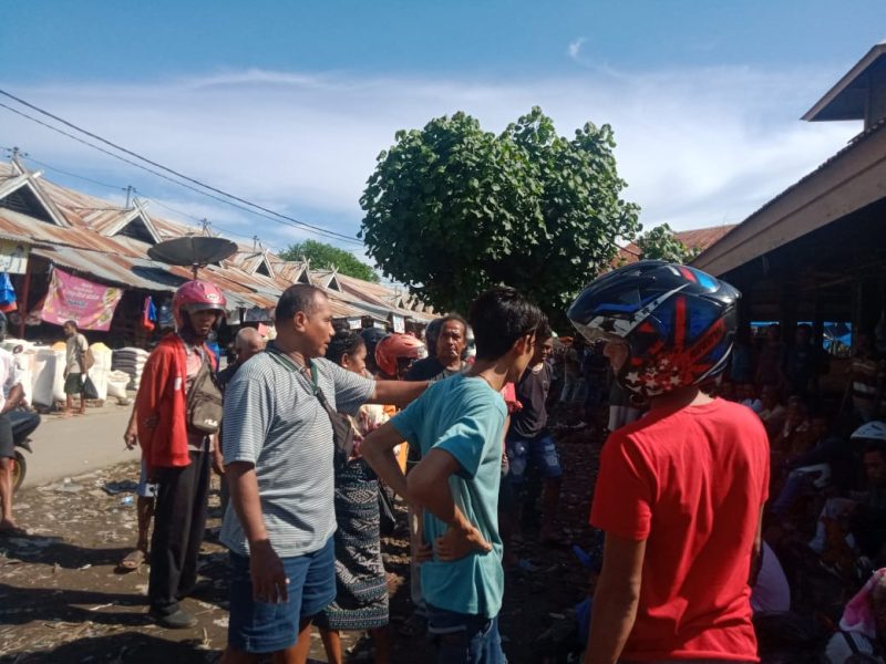 Tentara Bubarkan Sabung Ayam di Pasar Alok