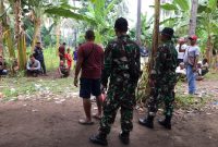 Suasana lokasi sabung ayam di Desa Waiara usai digebrek tentara, Minggu (23/2) 
