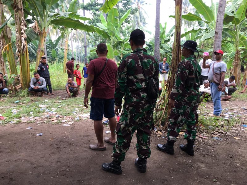Suasana lokasi sabung ayam di Desa Waiara usai digebrek tentara, Minggu (23/2) 