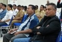 Bupati Sikka didampingi Kadis Kominfo pada saat Rakor Penanganan DBD di Gedung SCC, Senin (24/2) malam  