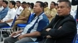 Bupati Sikka didampingi Kadis Kominfo pada saat Rakor Penanganan DBD di Gedung SCC, Senin (24/2) malam  