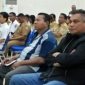 Bupati Sikka didampingi Kadis Kominfo pada saat Rakor Penanganan DBD di Gedung SCC, Senin (24/2) malam  