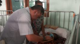 Spesialis Anak Dokter Mario Nara sedang memeriksa kesehatan pasien DBD beberapa waktu lalu