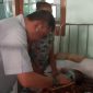 Spesialis Anak Dokter Mario Nara sedang memeriksa kesehatan pasien DBD beberapa waktu lalu