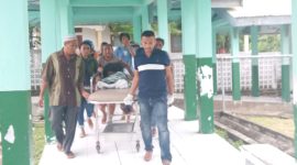Korban meninggal DBD di Ruang ICU RSUD TC Hillers Maumere, Sabtu (29/2), dibawa ke ruangan jenazah