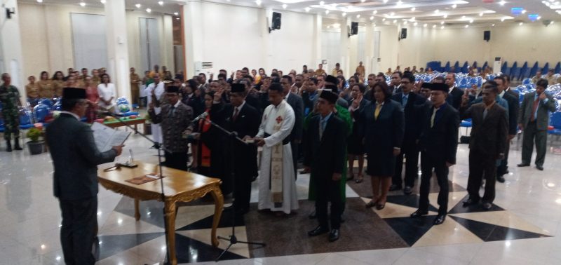 Bupati Sikka Fransiskus Roberto Diogo melantik pejabat eselon 2 dan 3 di Gedung SCC, Senin (2/3)