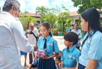 Bupati Sikka Fransiskus Roberto Diogo menyerahkan bantuan lotian anti nyamuk kepada siswa SDK Bhaktyarsa, Rabu (4/3) lalu