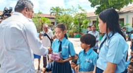 Bupati Sikka Fransiskus Roberto Diogo menyerahkan bantuan lotian anti nyamuk kepada siswa SDK Bhaktyarsa, Rabu (4/3) lalu
