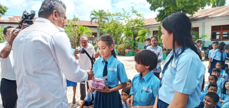 Bupati Sikka Fransiskus Roberto Diogo menyerahkan bantuan lotian anti nyamuk kepada siswa SDK Bhaktyarsa, Rabu (4/3) lalu