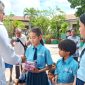 Bupati Sikka Fransiskus Roberto Diogo menyerahkan bantuan lotian anti nyamuk kepada siswa SDK Bhaktyarsa, Rabu (4/3) lalu