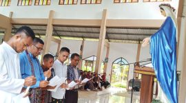 Utusan siswa Seminari BSB bersama guru dan orang tua melantunkan doa rekonsiliasi di depan Bunda Maria, Kamis (5/3) 