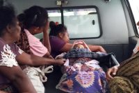 Jasad korban DBD berada di mobil ambulance, Kamis (5/3)