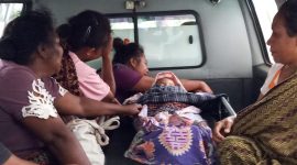 Jasad korban DBD berada di mobil ambulance, Kamis (5/3)