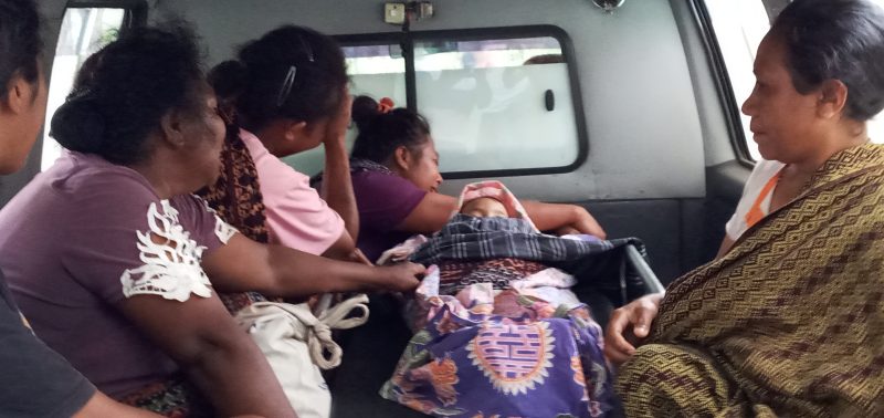 Jasad korban DBD berada di mobil ambulance, Kamis (5/3)