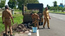 Kabag Organisasi Setda Sikka dan staf sedang mengangkut sampah di depan Kantor Bupati Sikka, Senin (9/3)