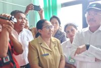 Menkes RI menjenguk pasien DBD di RSUD TC Hillers Maumere, Senin (9/3)