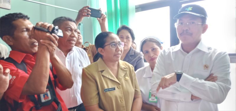 Menkes RI menjenguk pasien DBD di RSUD TC Hillers Maumere, Senin (9/3)