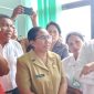 Menkes RI menjenguk pasien DBD di RSUD TC Hillers Maumere, Senin (9/3)
