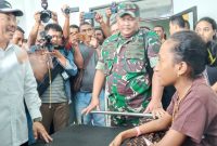 Menkes mengunjungi pasien DBD di RSUD TC Hillers Maumere, Senin (9/3)