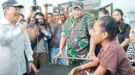 Menkes mengunjungi pasien DBD di RSUD TC Hillers Maumere, Senin (9/3)