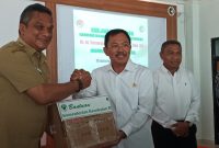 Menkes RI Terawan Agus Putranto menyerahkan bantuan logistik kepada Bupati Sikka, Senin (3/9)