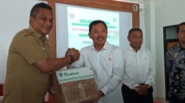 Menkes RI Terawan Agus Putranto menyerahkan bantuan logistik kepada Bupati Sikka, Senin (3/9)