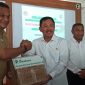 Menkes RI Terawan Agus Putranto menyerahkan bantuan logistik kepada Bupati Sikka, Senin (3/9)