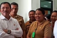 Direktur RSUD TC Hillers Mercy Pareira mendampingi Menkes RI kunjungan ke Maumere