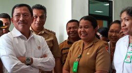 Direktur RSUD TC Hillers Mercy Pareira mendampingi Menkes RI kunjungan ke Maumere