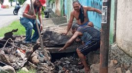 Ketua RT (topi merah) di Kelurahan Wairotang Kecamatan Alok Timur sedang melaksanakan pemberantasan sarang nyamuk beberapa waktu lalu