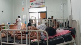Pasien membludak di Ruang Klinik Geriatri Terpadu RSUD TC Hillers Maumere, Rabu (11/3)