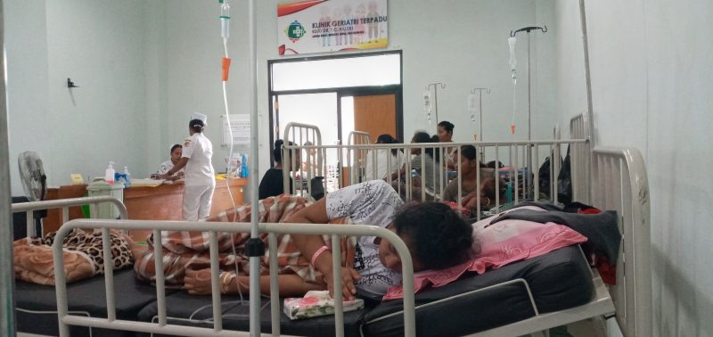 Pasien membludak di Ruang Klinik Geriatri Terpadu RSUD TC Hillers Maumere, Rabu (11/3)
