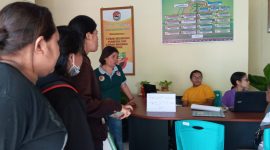 Sejumlah calon TKS hendak melamar kerja di Kantor Dinas LH Sikka, Rabu (11/3)