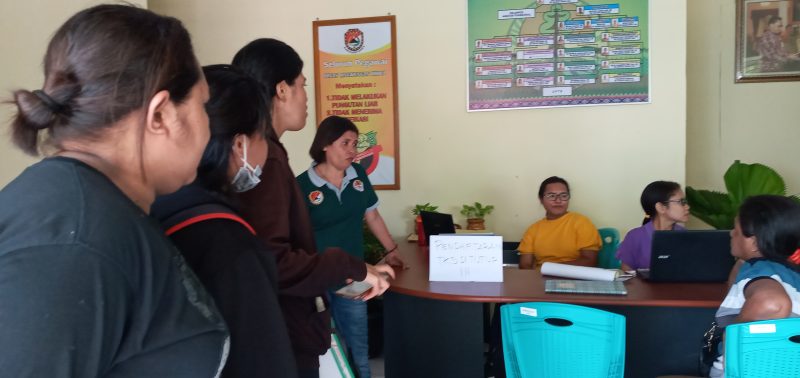 Sejumlah calon TKS hendak melamar kerja di Kantor Dinas LH Sikka, Rabu (11/3)