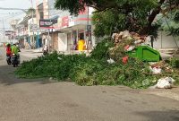 Sampah meluber hingga ke badan jalan, di sisi barat SDK Maumere 1, Kamis (12/3) 