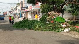 Sampah meluber hingga ke badan jalan, di sisi barat SDK Maumere 1, Kamis (12/3) 
