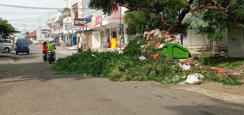 Sampah meluber hingga ke badan jalan, di sisi barat SDK Maumere 1, Kamis (12/3) 
