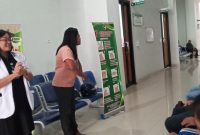 Tim Promkes RSUD TC Hillers sosialisasi kesehatan lingkungan kepada pasien rawat jalan, Jumat (13/3) di Lantai 1 Gedung Poliklinik