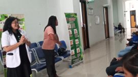 Tim Promkes RSUD TC Hillers sosialisasi kesehatan lingkungan kepada pasien rawat jalan, Jumat (13/3) di Lantai 1 Gedung Poliklinik