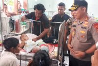 Kapolda NTT menjenguk pasien DBD di Ruang Melati RSUD TC Hillers Maumere