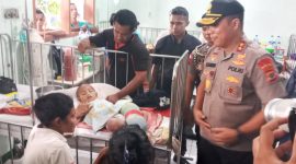 Kapolda NTT menjenguk pasien DBD di Ruang Melati RSUD TC Hillers Maumere