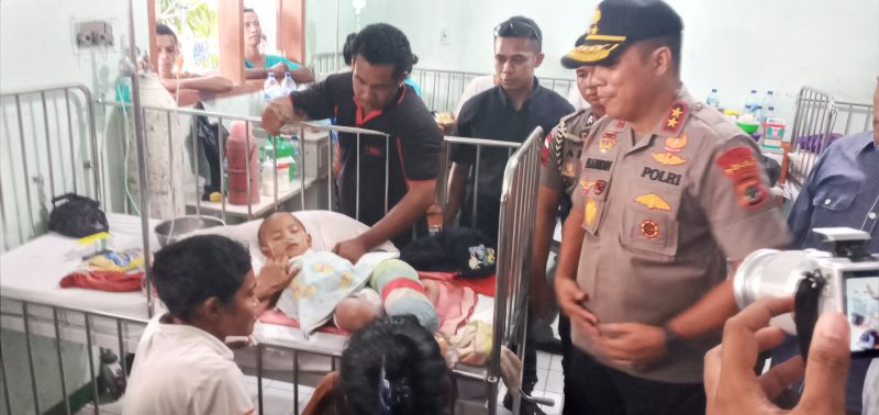 Kapolda NTT menjenguk pasien DBD di Ruang Melati RSUD TC Hillers Maumere