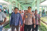 Kadis Kesehatan Kabupaten Sikka Petrus Herlemus (kiri) mendampingi Kapolda NTT menjenguk pasien DBD di RSUD TC Hillers Maumere pekan lalu