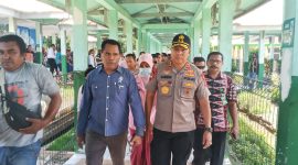 Kadis Kesehatan Kabupaten Sikka Petrus Herlemus (kiri) mendampingi Kapolda NTT menjenguk pasien DBD di RSUD TC Hillers Maumere pekan lalu