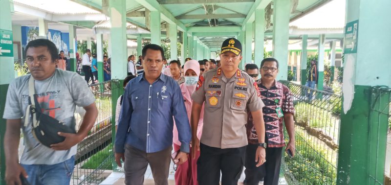 Kadis Kesehatan Kabupaten Sikka Petrus Herlemus (kiri) mendampingi Kapolda NTT menjenguk pasien DBD di RSUD TC Hillers Maumere pekan lalu