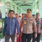 Kadis Kesehatan Kabupaten Sikka Petrus Herlemus (kiri) mendampingi Kapolda NTT menjenguk pasien DBD di RSUD TC Hillers Maumere pekan lalu