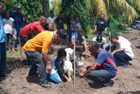 Julie Laiskodat sedang menanam pohon kelor di Rujab Bupati Sikka di Jalan Eltari, Minggu (15/3)