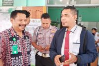 KTU RSUD TC Hillers Maumere Avelinus Marianus bersama KBO Satnarkoba Polres Sikka Aipda Leonardus Tunga di UGD, Selasa (17/3)