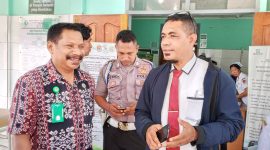 KTU RSUD TC Hillers Maumere Avelinus Marianus bersama KBO Satnarkoba Polres Sikka Aipda Leonardus Tunga di UGD, Selasa (17/3)